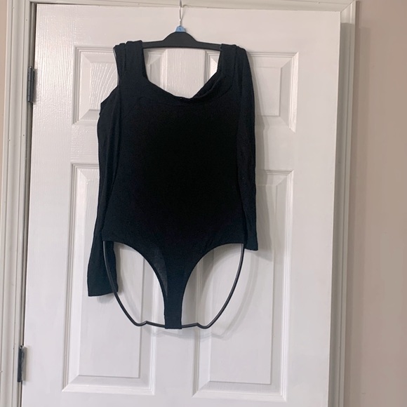 Le Lis Cold Shoulder Bodysuit - Picture 1 of 5